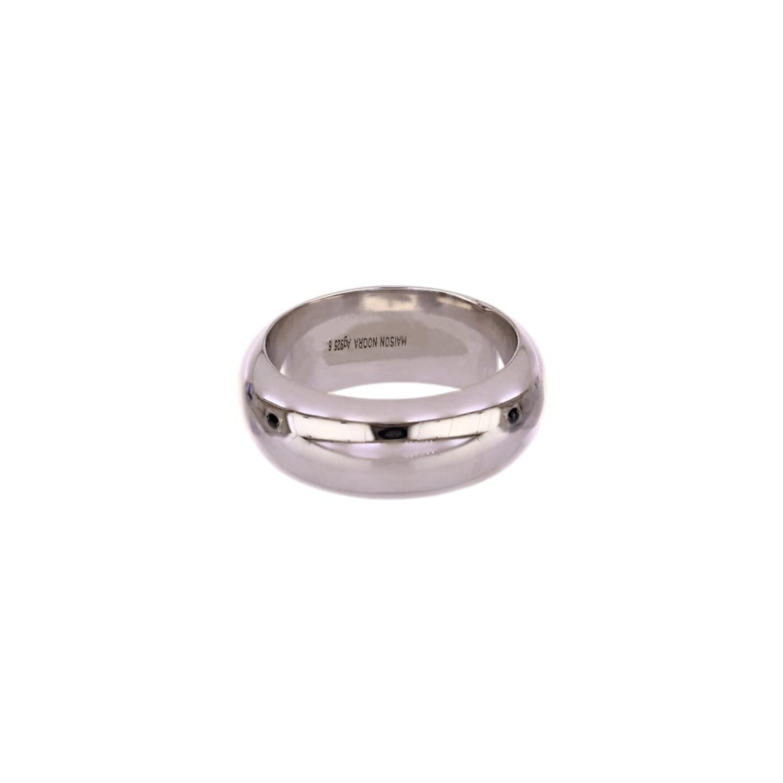 Rivoli wedding band, 8 mm width, rhodium-plated 925 sterling silver, Close-up on white background